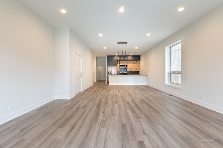 Property Photo:  4021 N Keystone Avenue 1S  IL 60641 