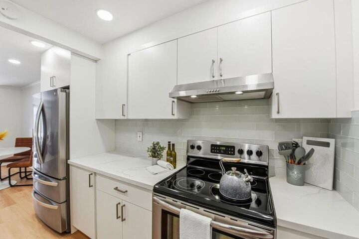 Property Photo:  1940 Mount Vernon Court 1  CA 94040 