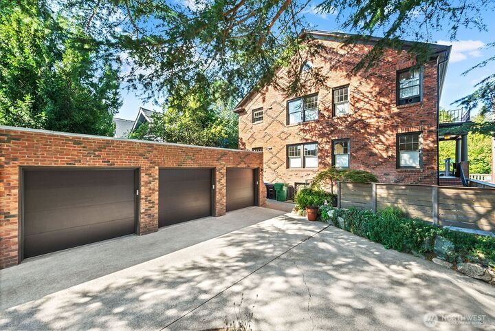 Property Photo:  4915  Linden Avenue N  WA 98103 