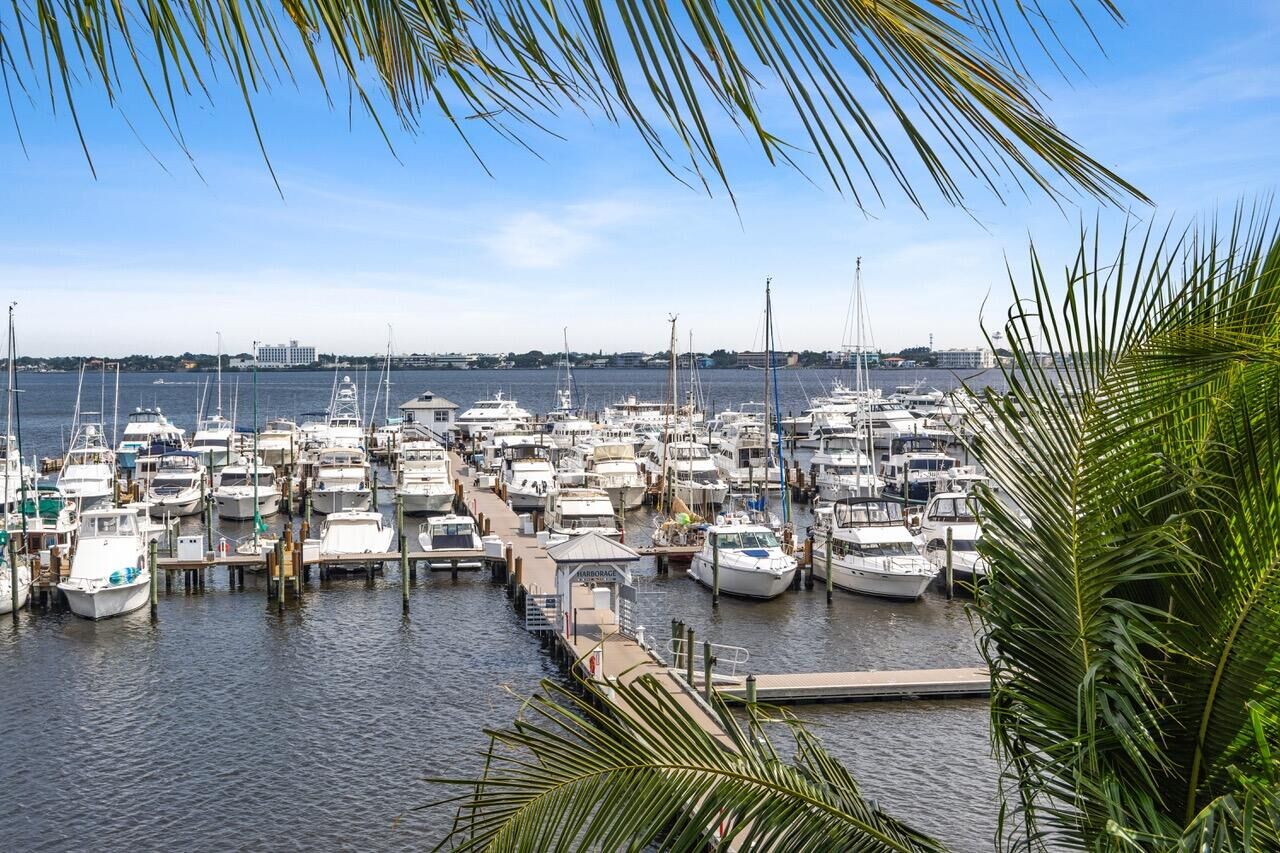 Property Photo:  715 NW Flagler Avenue 202  FL 34994 