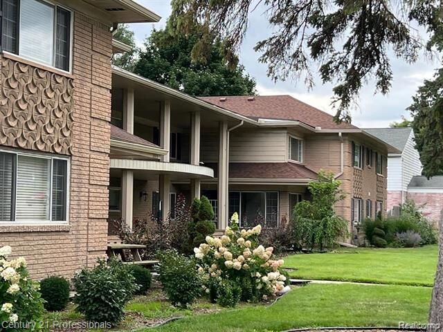 Property Photo:  2375 Walton Boulevard 8  MI 48309 