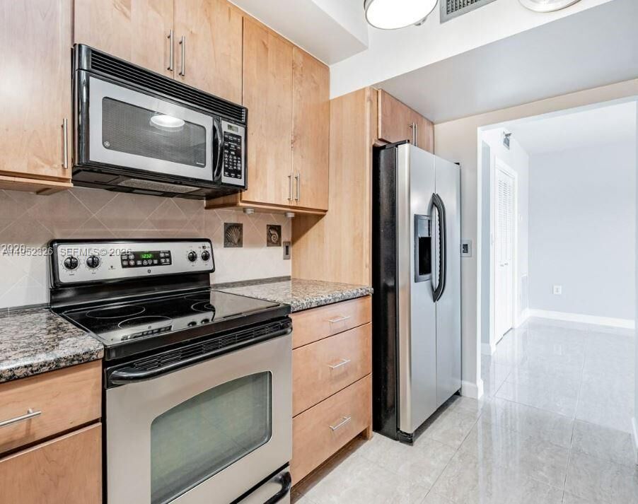 Property Photo:  4001 Hillcrest Dr 914  FL 33021 