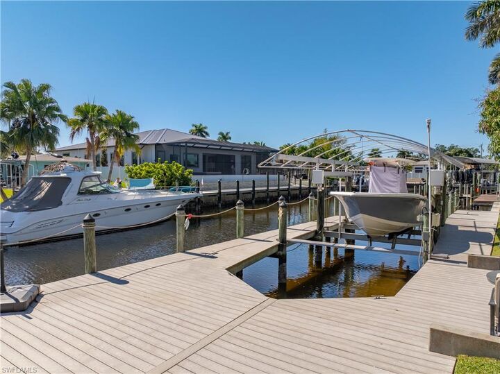 Property Photo:  1116 Lincoln Ct  FL 33904 