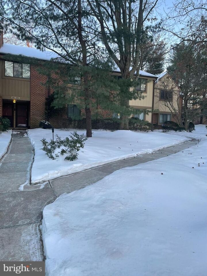 Property Photo:  806 Cypress Point Circle B  NJ 08054 