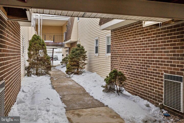 Property Photo:  11-6 Florence Tollgate Place  NJ 08518 