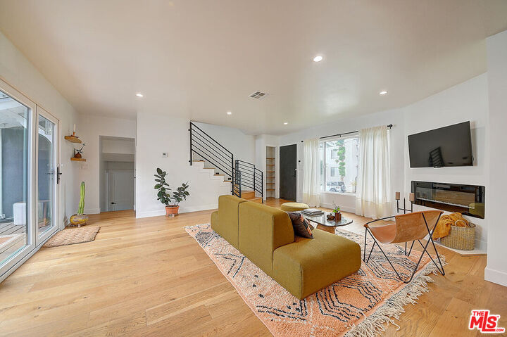Property Photo:  885 Kincaid Ave  CA 90302 