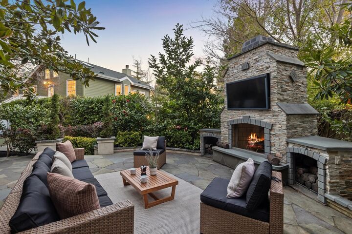 Property Photo:  165 Cross Rd  CA 94618 