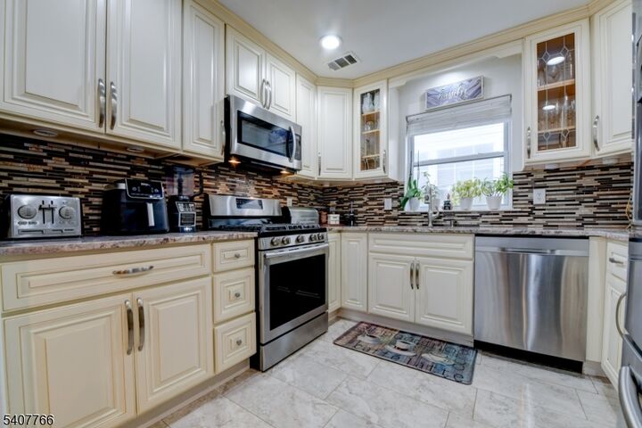 Property Photo:  1008 E Grand St  NJ 07201 