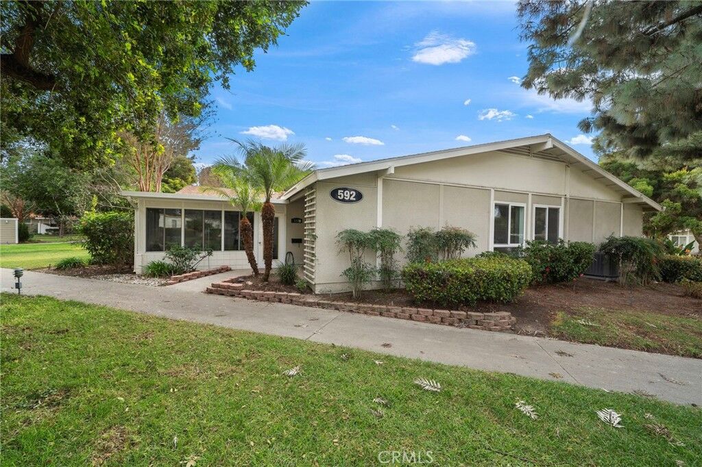 Property Photo:  592 Avenida Majorca  CA 92637 