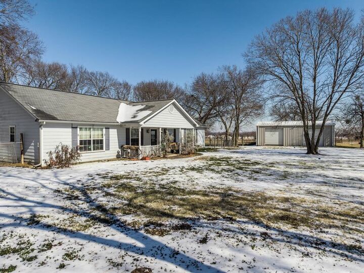 Property Photo:  358 E Pecan Street  TX 75165 