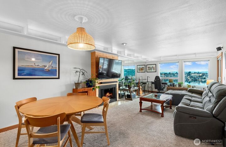 Property Photo:  2401  8th Avenue N 202  WA 98109 
