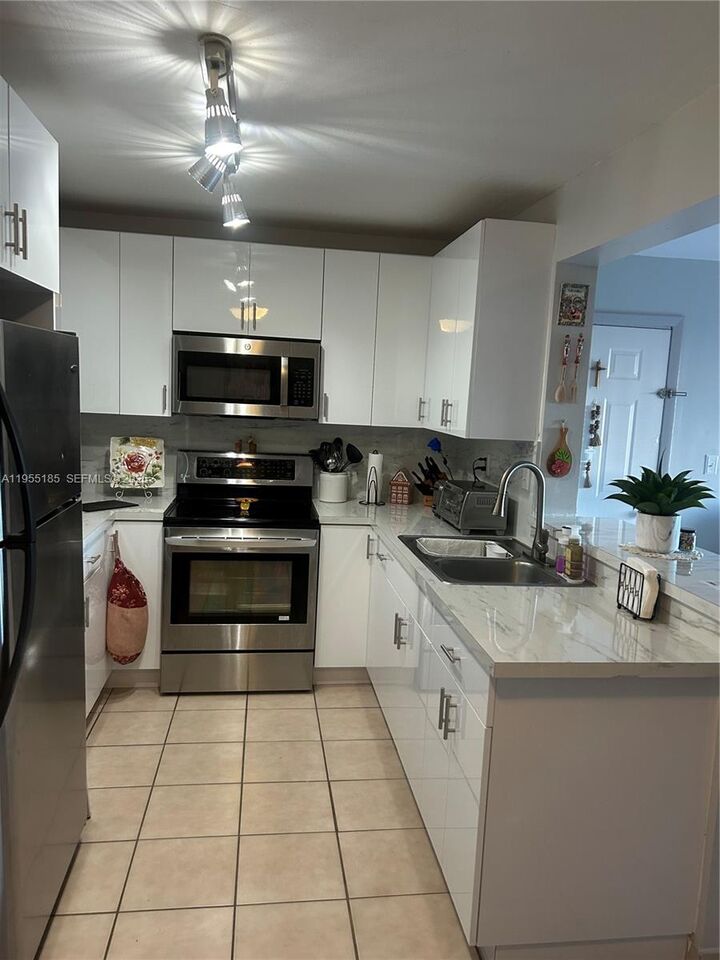 Property Photo:  200 W Palm Cir W 104  FL 33025 