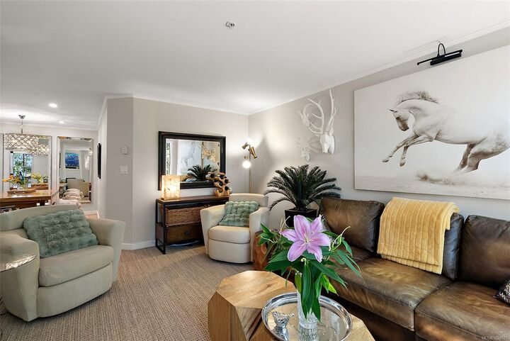 Property Photo:  3363 Glasgow Ave 305  BC V8X 1M5 