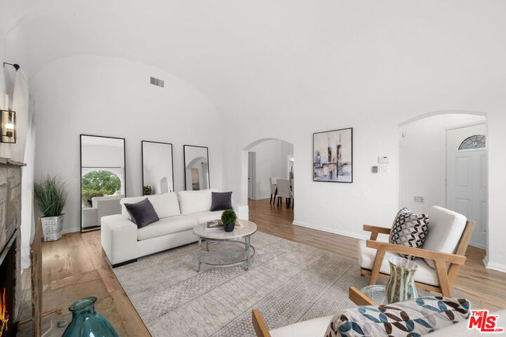 Property Photo:  205 S Hamel Dr  CA 90211 