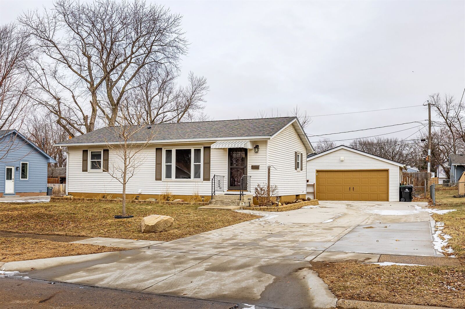 Property Photo:  305 NE Sherman Drive  IA 50021 