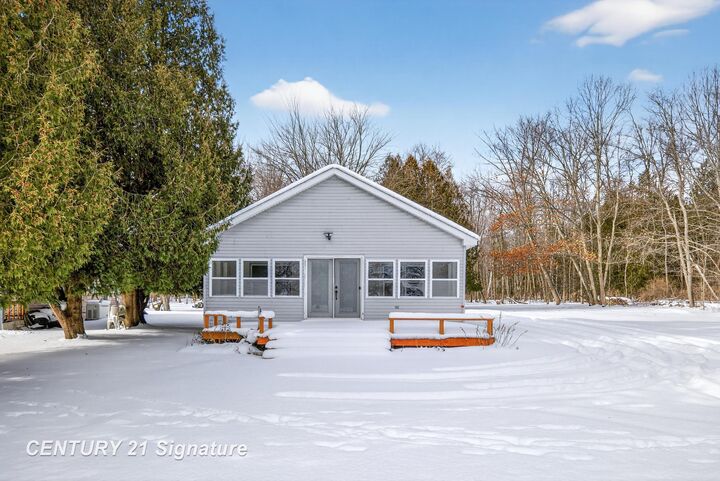 Property Photo:  1647 N Huron Road  MI 48763 