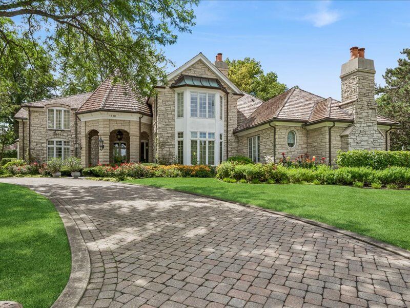 Property Photo:  1719 Midwest Club Parkway  IL 60523 
