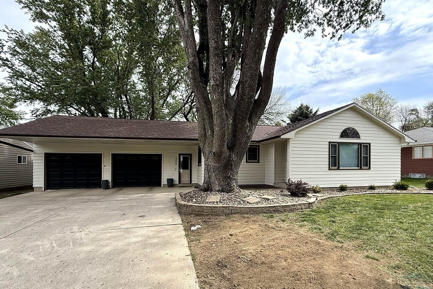 Property Photo:  205 Pine Street  IA 51238 