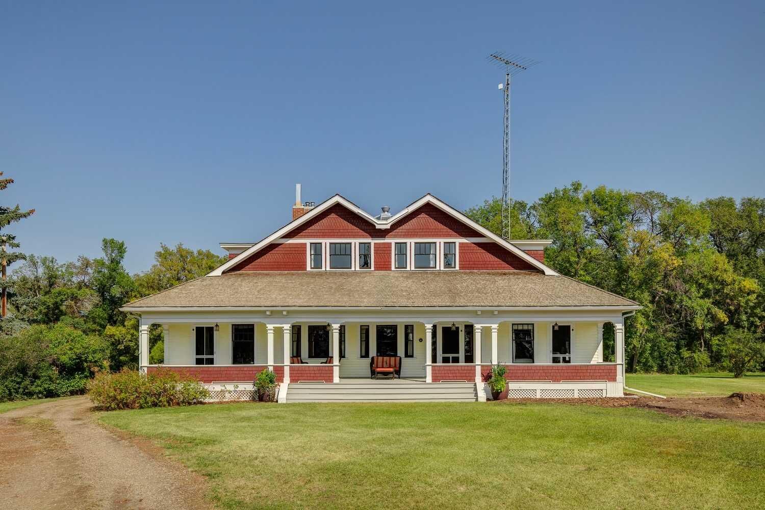 Property Photo:  141034 Township Road 190  AB T1R 1B6 