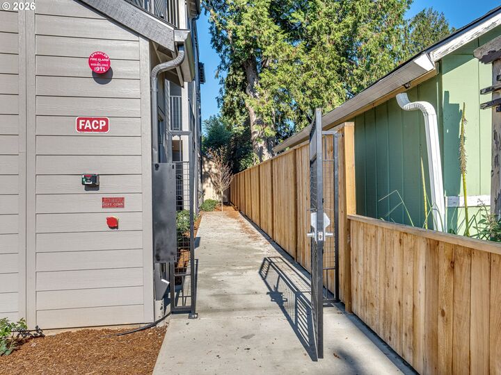 Property Photo:  6115 NE Multnomah St 3  OR 97213 