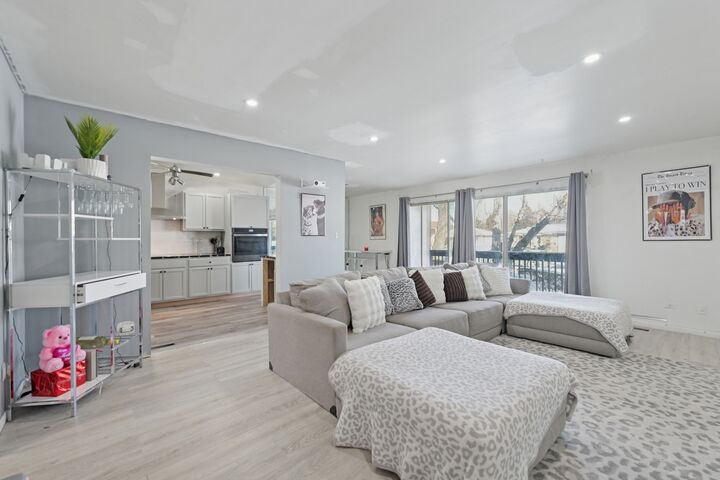 Property Photo:  827 E 194th Street 827  IL 60425 