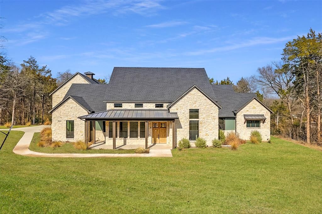 Property Photo: 4031 Waters Edge Drive TX 76065