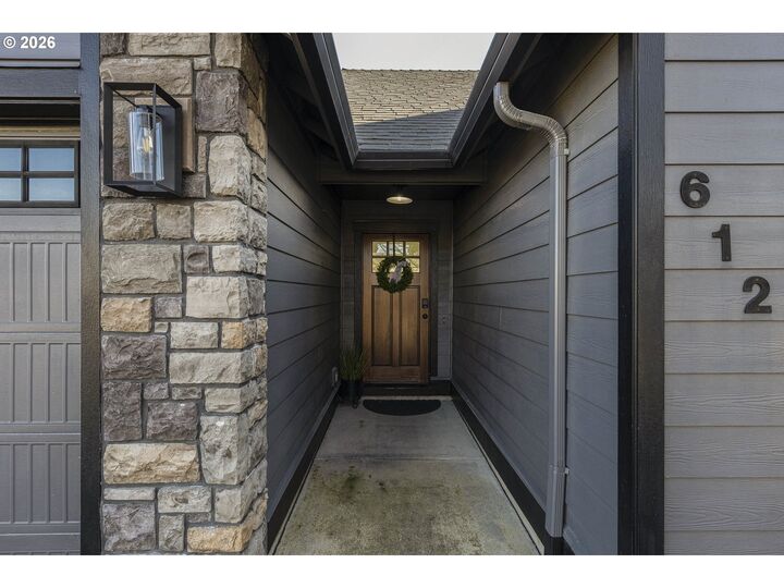 Property Photo:  612 N 6th St  OR 97111 