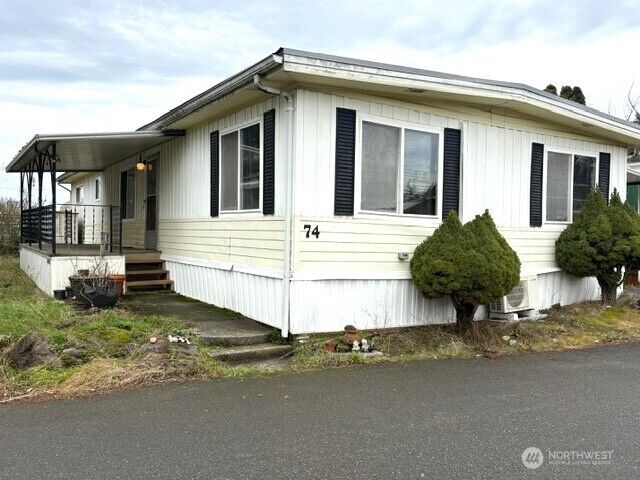 Property Photo:  12200  Stone Way N 74  WA 98133 