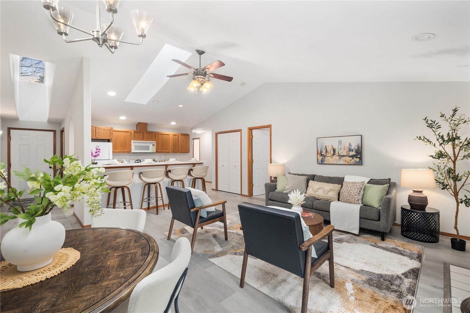 Property Photo:  5611  134th Place SE B  WA 98208 