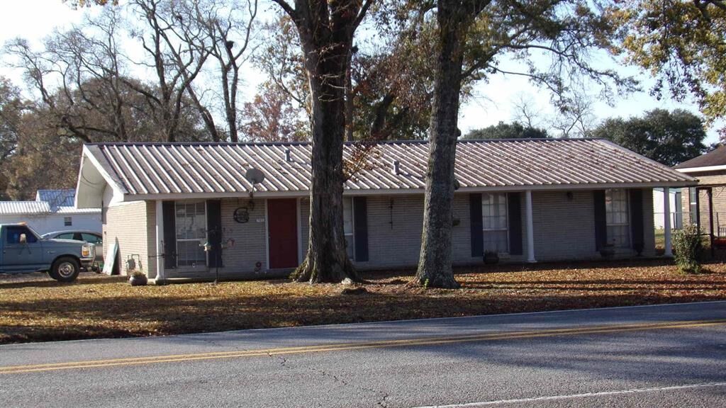 Property Photo: 703 S Main Street S LA 70532