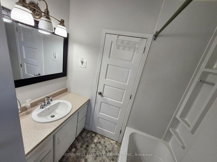 Photo de la propriété:  1441 Park Road S  ON L1J 4K5 