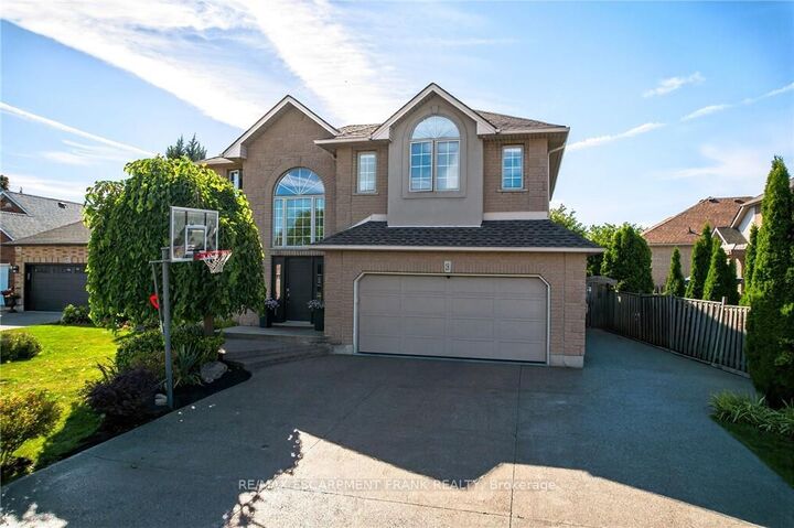 Property Photo: 18 Konstantine Court ON L9B 2T3