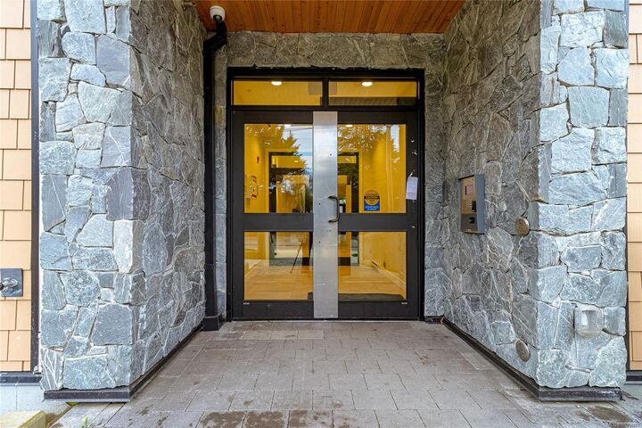 Property Photo: 4030 Shelbourne St 203 BC V8N 3E4