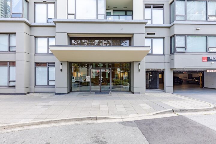 Photo de la propriété: 4182 Dawson Street 1602 BC V5C 0A2