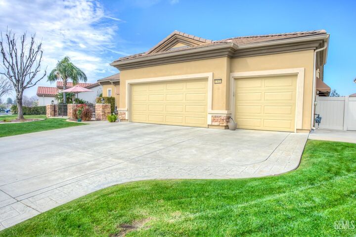 Property Photo:  13810 Blossom Ridge Drive  CA 93306 