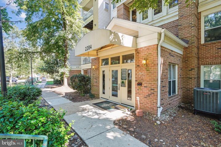 Property Photo: 2204 Westcourt Lane 116 VA 20170