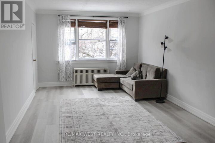 Photo de la propriété:  17 South Kingsway Road 6  ON M6S 3T2 