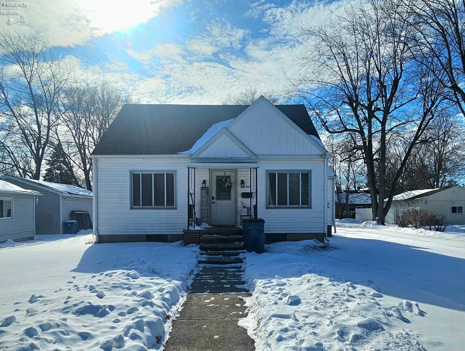 Property Photo:  121 Bank Street  OH 43449 