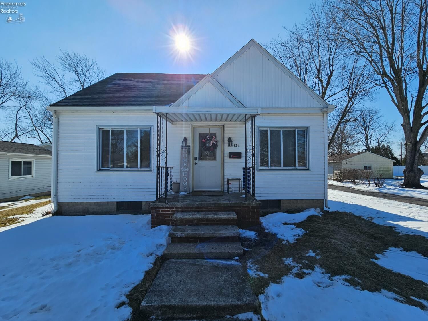 Property Photo:  121 Bank Street  OH 43449 