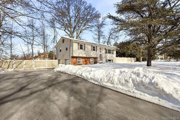 Property Photo:  4 Laura Drive  NY 10952 