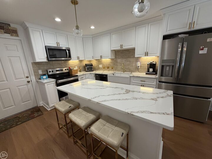 Property Photo: 37884 N Laurel Park Drive Unit 43, Building 21 MI 48152