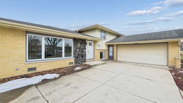 Property Photo:  7314 Summit Road  IL 60561 