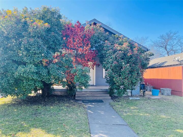 Property Photo:  411 S Oak Cliff Boulevard  TX 75208 