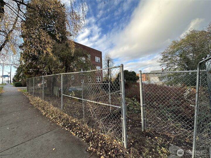 Property Photo:  3024  Grand Avenue  WA 98201 