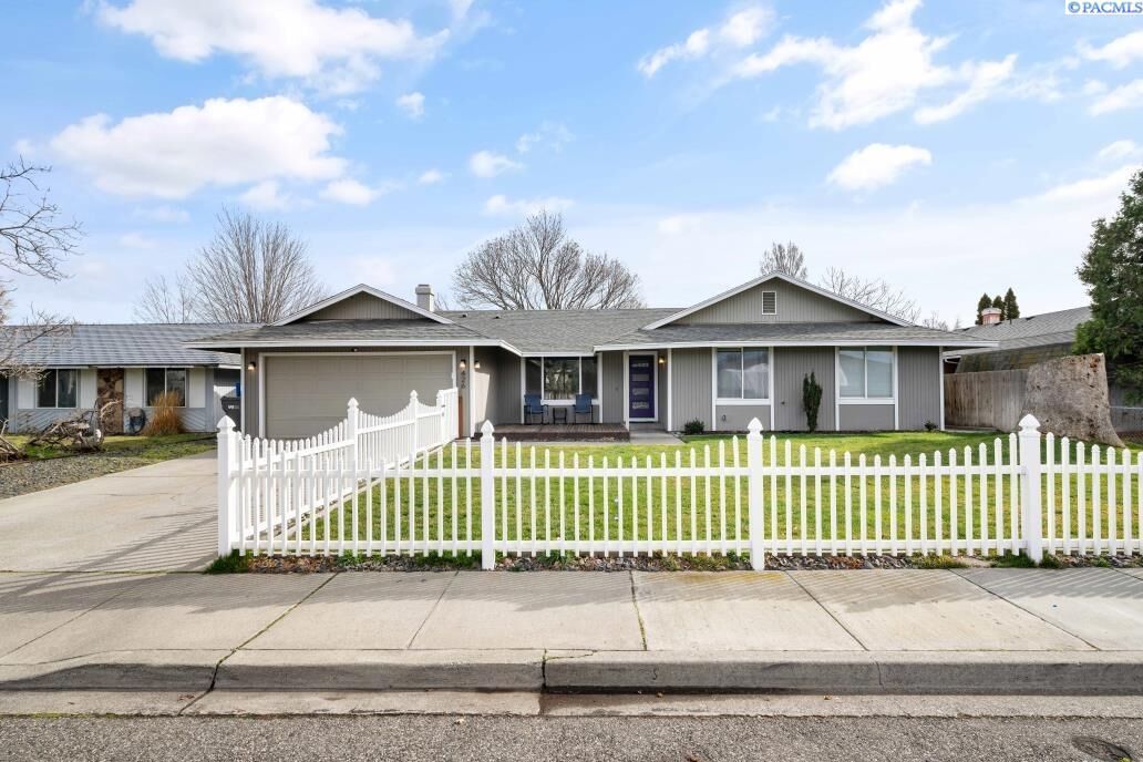 Property Photo: 426 N Louisiana St WA 99336