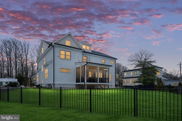 Property Photo:  516 Valley Drive SE  VA 22180 