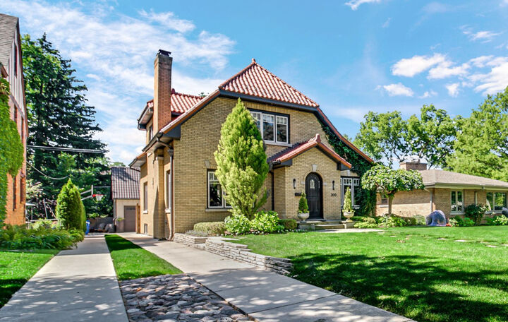 Property Photo: 300 W Elm Park Avenue IL 60126