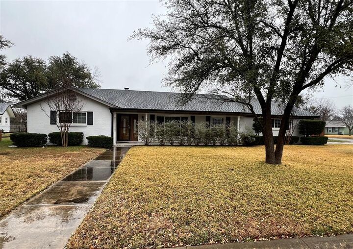 Property Photo: 103 Aquilla Drive TX 76108