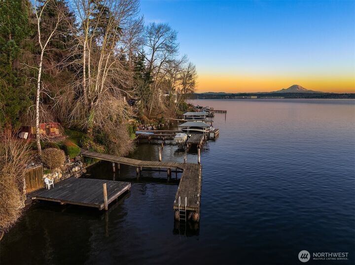 Property Photo:  8025 W Mercer Way  WA 98040 
