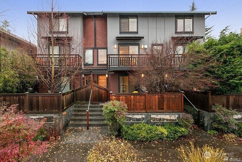 Property Photo:  3841  Woodland Park Avenue N B  WA 98103 